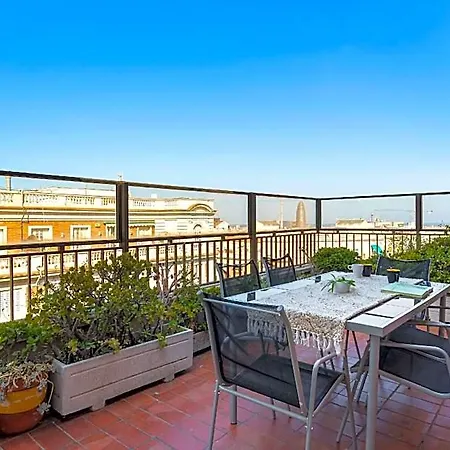 Chic 3br Retreat With Private Terrace Appartement